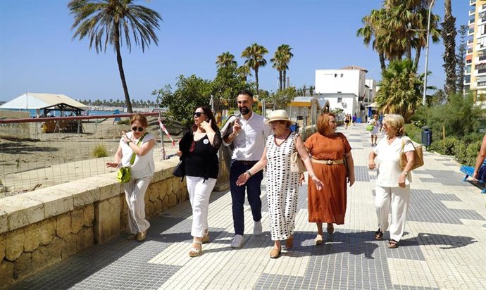 Representantes del PSOE de Málaga visitan el barrio de La Malagueta.