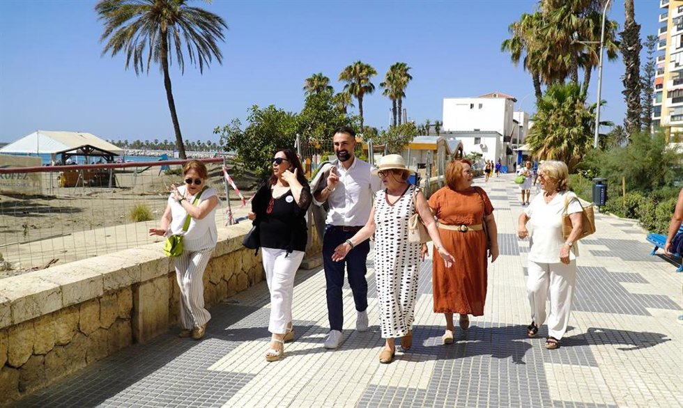 Representantes del PSOE de Málaga visitan el barrio de La Malagueta.