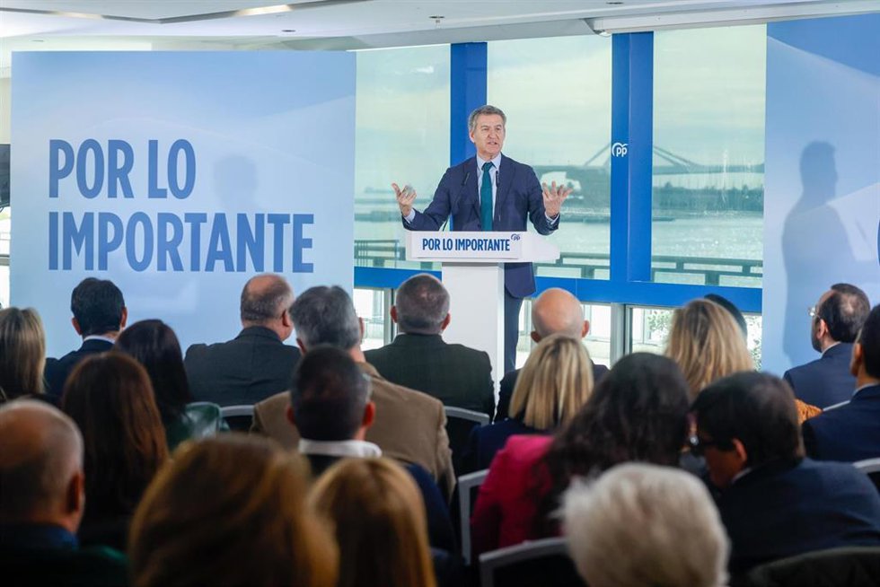 Archivo - El presidente del Partido Popular, Alberto Núñez Feijóo, interviene durante un acto tras el comité de dirección nacional del PP, en el Hotel Grand Marina, a 12 de enero de 2026, en Barcelona.