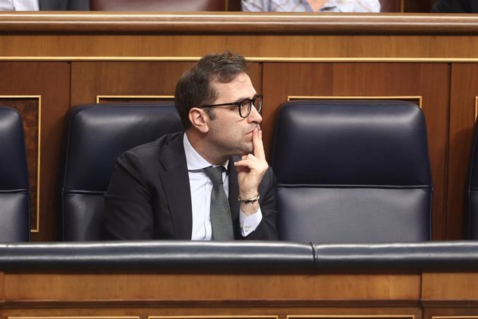 Archivo - El vicepresidente primero del Gobierno y ministro de Economía, Carlos Cuerpo, durante una sesión plenaria en el Congreso de los Diputados, a 27 de mayo de 2026, en Madrid (España). 