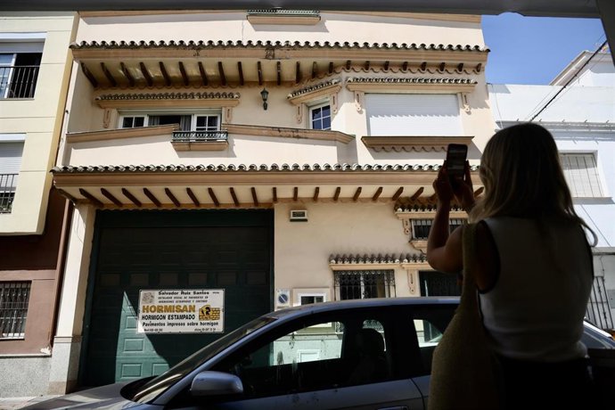 Vivienda de la calle Tulipán de Las Lagunas de Mijas donde se investigan las muertes de dos personas en un incendio. A 8 de julio de 2026 en Mijas, Málaga (Andalucía, España).
