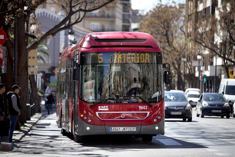 Archivo - Bus de la EMT 