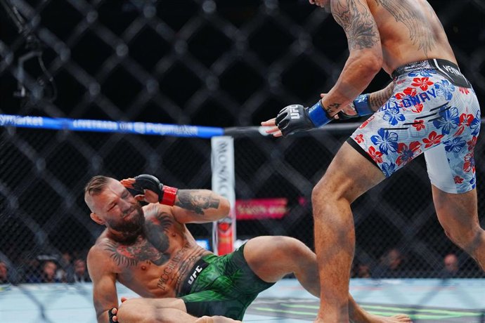 El luchador de artes marcialex mixtas irlandés Conor Mcgregor, frente al estadounidense Max Holloway, en el UFC 329, en Las Vegas.
