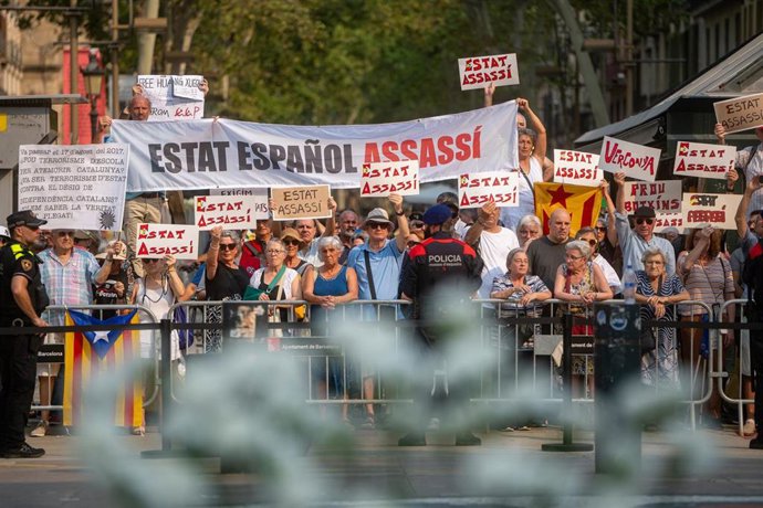 Archivo - Un grupo de personas durante el homenaje a las víctimas del atentado del 17A en su 8º aniversario, en La Rambla, a 17 de agosto de 2025.