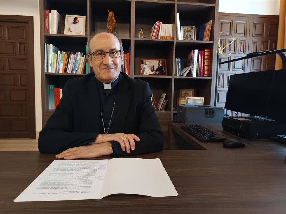 El obispo de Córdoba, Jesús Fernández, en su despacho.