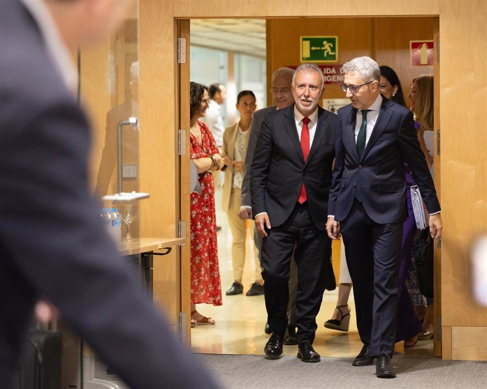 El ministro de Hacienda, Arcadi España (d), y el ministro de Política Territorial y Memoria Democrática, Ángel Víctor Torres (i), durante una reunión del Consejo de Política Fiscal y Financiera (CPFF) en el Ministerio de Hacienda.