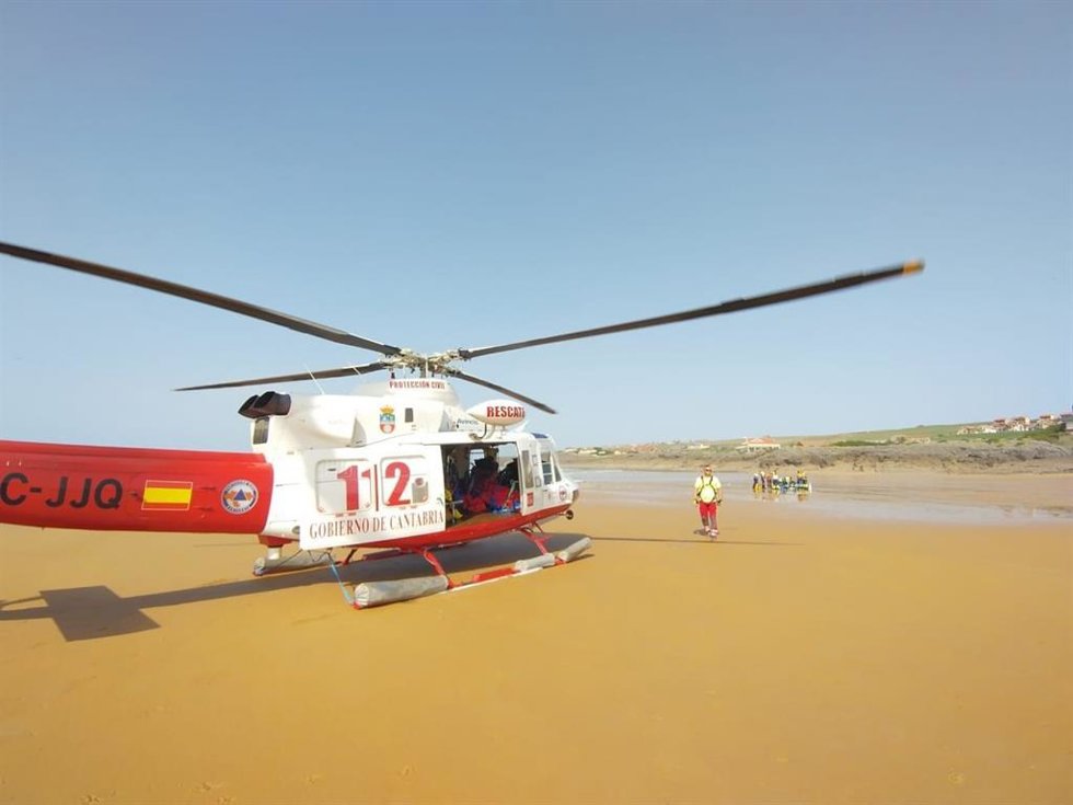 Archivo - Imagen de archivo del helicóptero en un intervención en una playa.-ARCHIVO