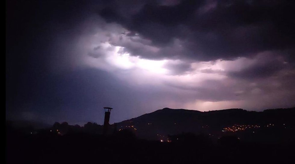 Tormenta eléctrica en Oviedo, con el Monte Naranco al fondo. Rayos.