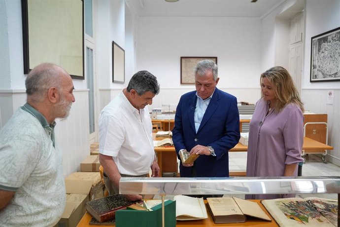 Visita institucional del Ayuntamiento de Sevilla al Archivo Histórico.