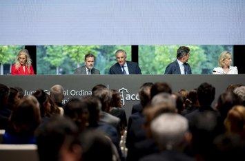 El presidente y CEO de Acciona, José Manuel Entrecanales Domecq (c), y el vicepresidente, Juan Ignacio Entrecanales Franco (a su derecha), durante la Junta General de Accionistas de Acciona, a 25 de junio de 2026