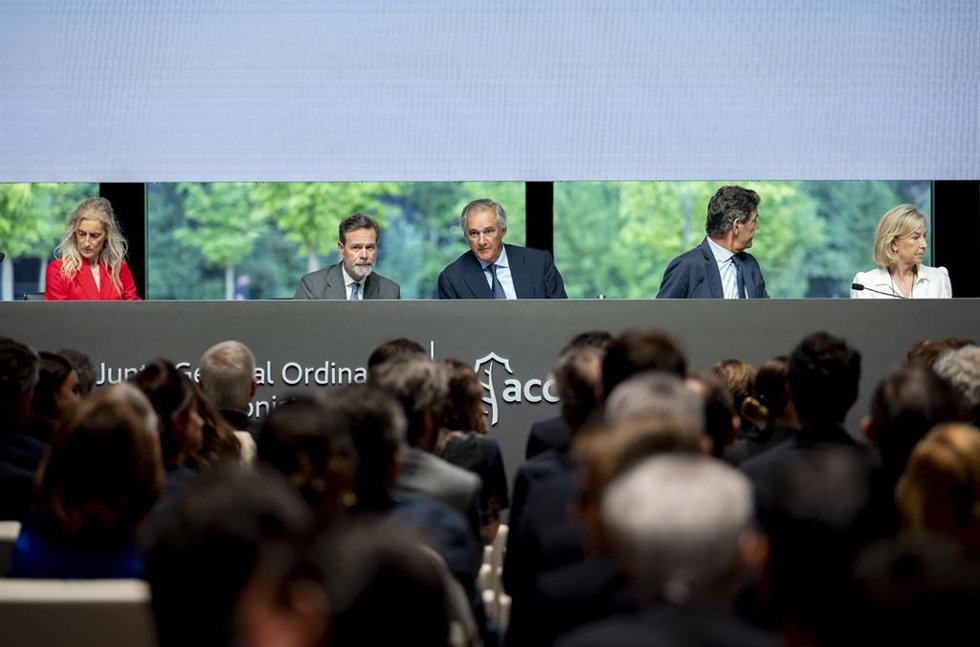 El presidente y CEO de Acciona, José Manuel Entrecanales Domecq (c), y el vicepresidente, Juan Ignacio Entrecanales Franco (a su derecha), durante la Junta General de Accionistas de Acciona, a 25 de junio de 2026