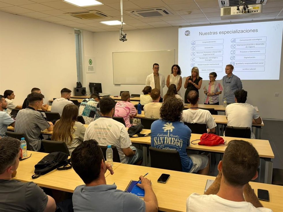La visita de la alcaldesa de Huelva, Pilar Miranda, a la la celebración del curso de verano 'Transición energética y los retos del futuro para Huelva y el Valle del Hidrógeno Verde'.