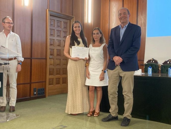 El gerente del SALUD, José Ignacio Castaño, y la directora de Atención Primaria del sector de Calatayud, Ascensión Hernández, entregan el Premio a la Mejor Comunicación en las XXIV Jornadas de Trabajo sobre Calidad en Salud.