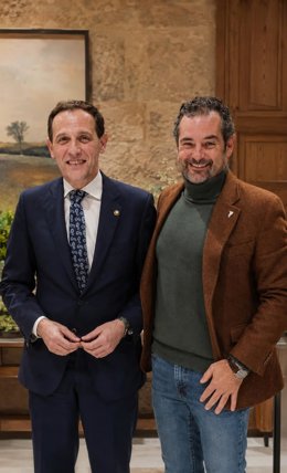 El presidente de la Diputación de Valladolid, Conrado Íscar, junto al bodeguero Iván Sanz