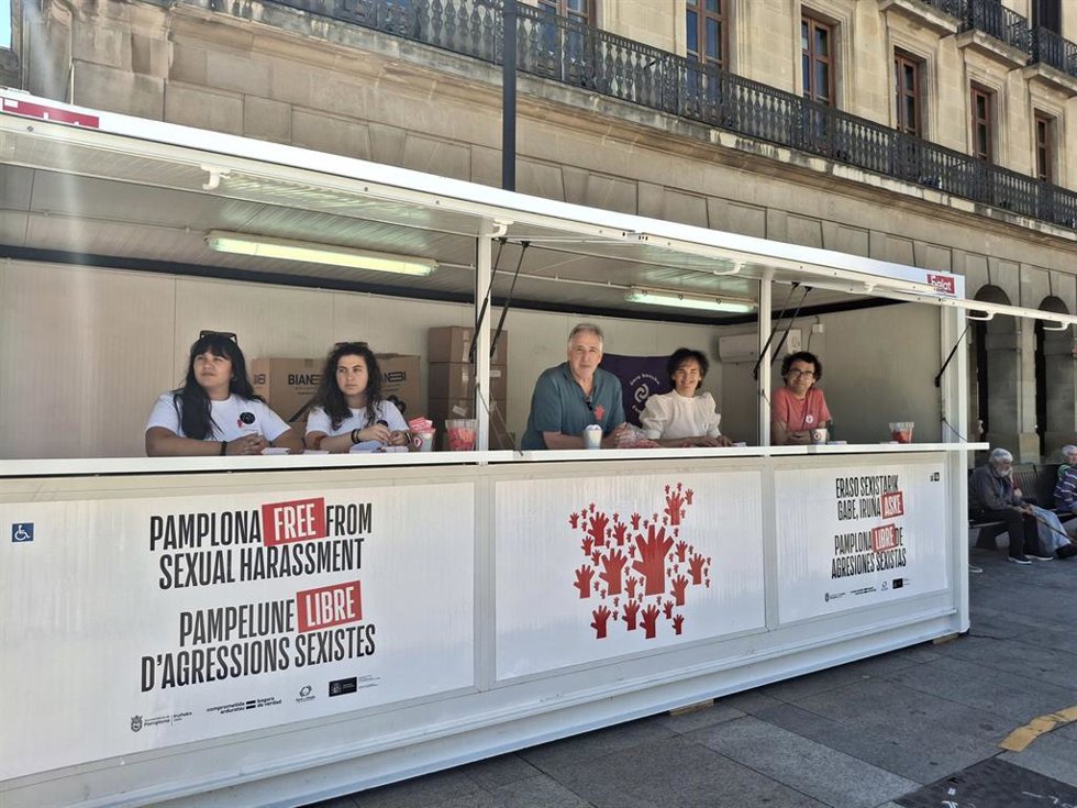 Foto de archivo de la apertura del puesto de información sobre agresiones sexistas para las fiestas de San Fermín 2026.
