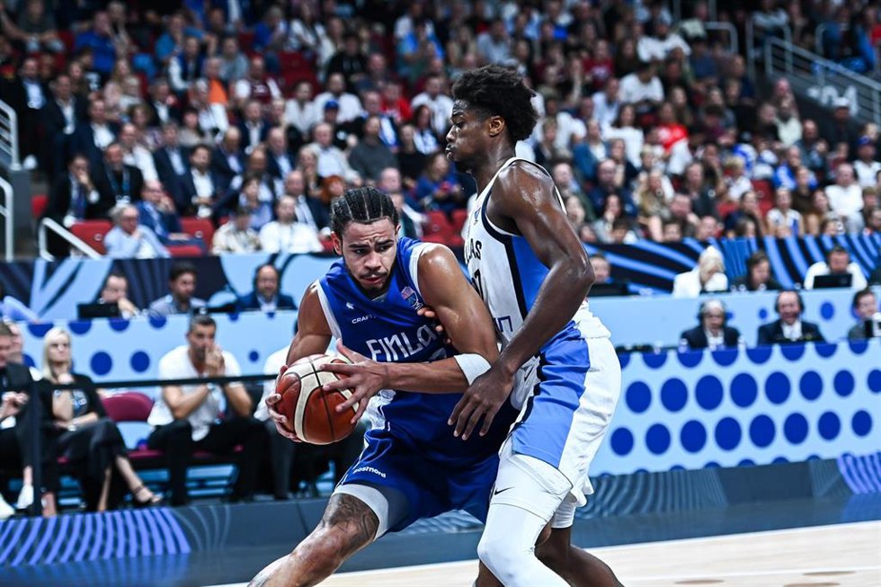Archivo - El ala-pívot finlandés Olivier Nkamhoua (13), ante el griego Kostas Antetokounmpo (37), en el Eurobasket 2025.