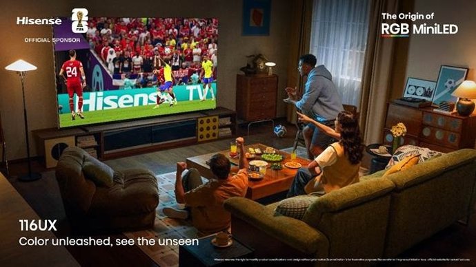 Aficionados viendo el Mundial de fútbol en casa