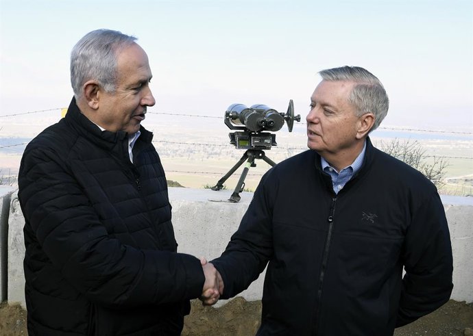 Archivo - March 11, 2019 - Golan Heights, Israel - Israeli Prime Minister Benjamin Netanyahu, left, shakes hands with U.S. Senator Lindsey Graham of South Carolina at a lookout point on the Israeli-occupied Golan Heights March 11, 2019 in Golan, Israel.