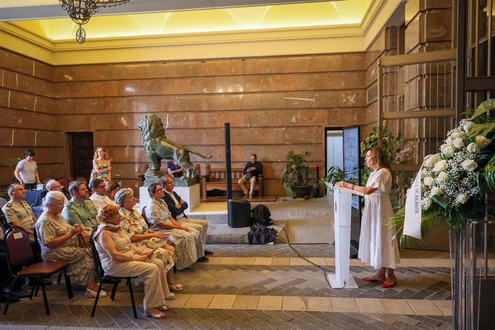 La alcaldesa de Zaragoza, Natalia Chueca, durante su intervención en el acto de homenaje a las víctimas del incendio del Hotel Corona de Aragón.