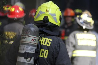 Santiago, 21 de Abril 2023. Un incendio  se registra en una camara electrica   en la calle de guardia vieja con Barcelona  en la comuna de Providencia. Jonnathan Oyarzun/Aton Chile