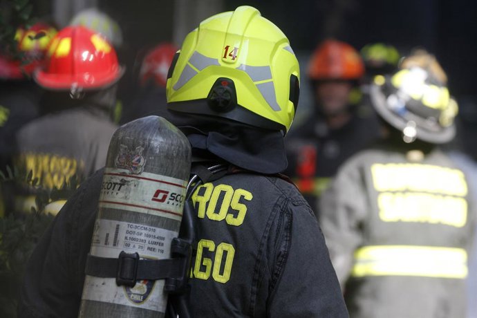 Santiago, 21 de Abril 2023. Un incendio  se registra en una camara electrica   en la calle de guardia vieja con Barcelona  en la comuna de Providencia. Jonnathan Oyarzun/Aton Chile