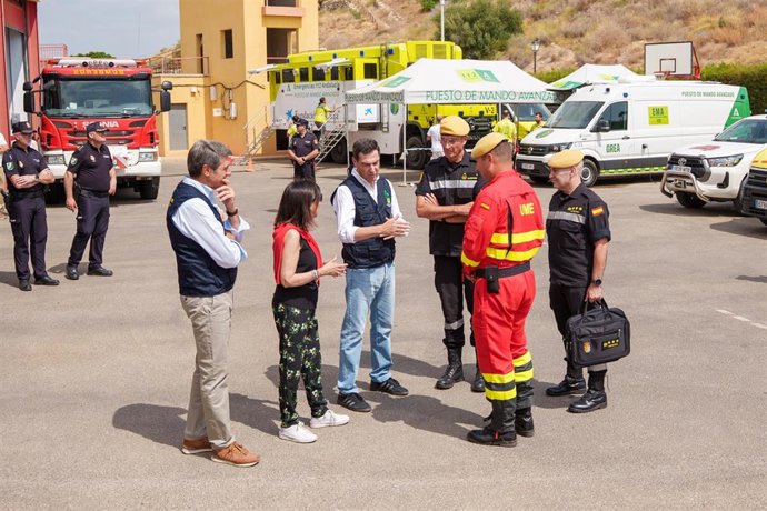 La ministra de Defensa, Margarita Robles (i), y el presidente de la Junta de Andalucía, Juanma Moreno (2i) en el PMA del incendio forestal de los Gallardos. A 12 de julio de 2026 en los Gallardos, Almería (Andalucía, España). El presidente de la Junta de 