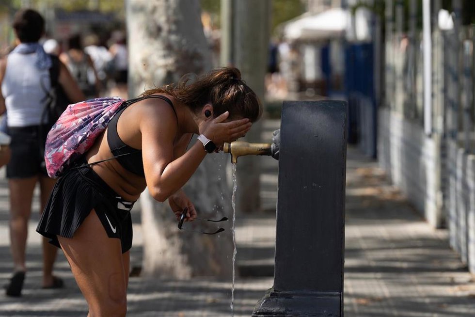 Archivo - Varias personas pasean por la ciudad, a 17 de julio de 2024, en Barcelona, Catalunya (España). 