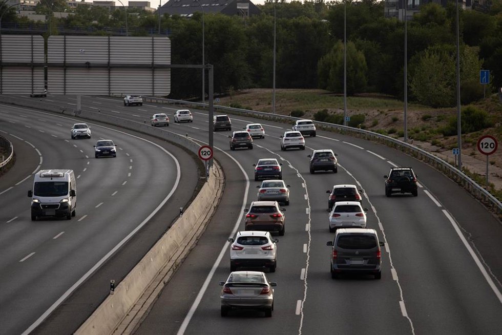 Archivo - Varios vehículos en la autovía A1, a 1 de septiembre de 2024, en Madrid (España).