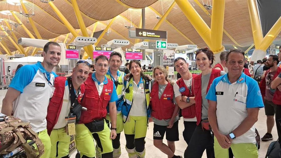 Sanitarios del Summa112 en el aeropuerto Adolfo Suárez Madrid-Barajas antes de partir rumbo a Venezuela.