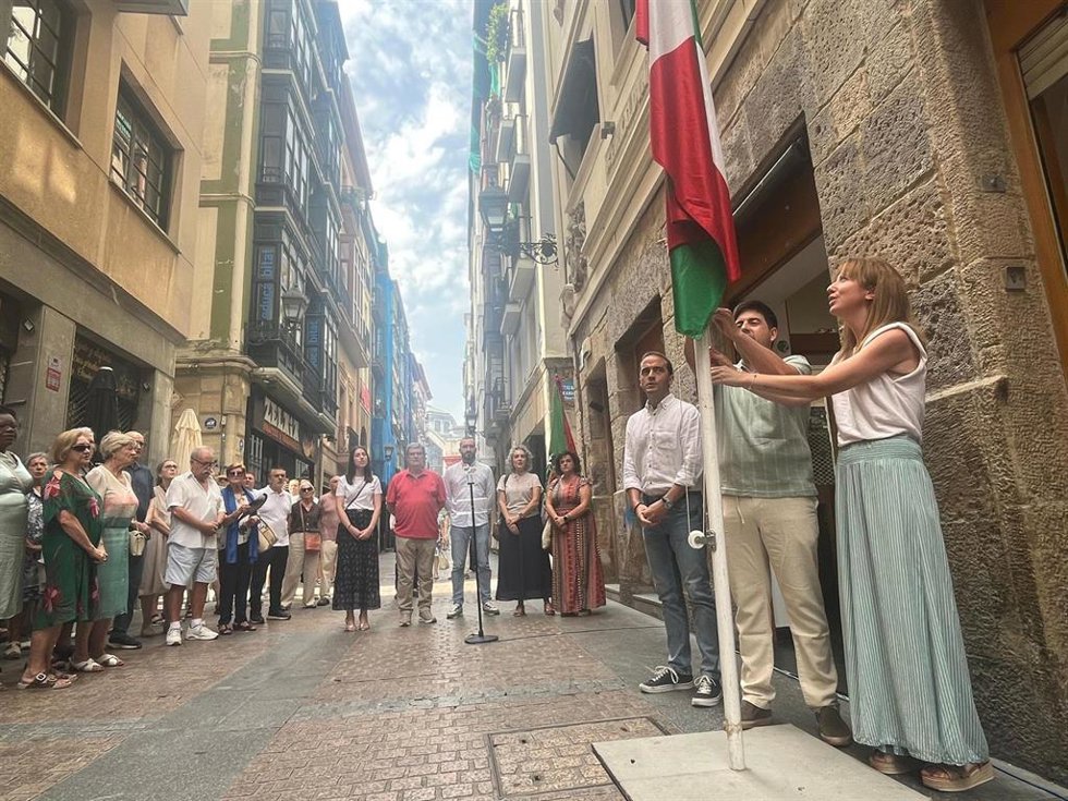 Acto de izada de Ikurriña en el 132 aniversario de la inauguración del primer batzoki del PNV