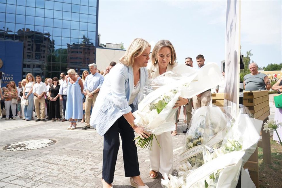 La vicesecretaria de regeneración institucional del Partido Popular, Cuca Gamarra y el presidente del PP vasco, Javier De Andrés, y la hermana del concejal, Mari Mar Blanco, durante el acto del PP vasco por el 29º aniversario del asesinato de Miguel Ángel