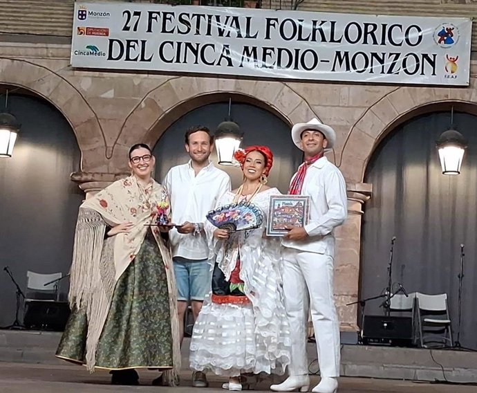 El alcalde de Monzón, Isaac Claver, segundo por la izquierda, en el XXVII Festival Folklórico del Cina Medio - Monzón.