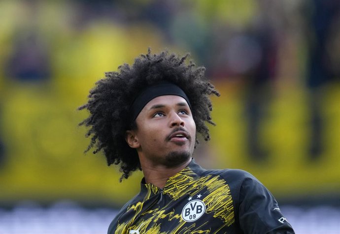 Archivo - Arquivo - 8 de maio de 2026, Dortmund, Aarhus, Alemanha: KARIM ADEYEMI, do Borussia Dortmund,    observa durante a partida da 1.Bundesliga entre Borussia Dortmund e Eintracht Frankfurt.