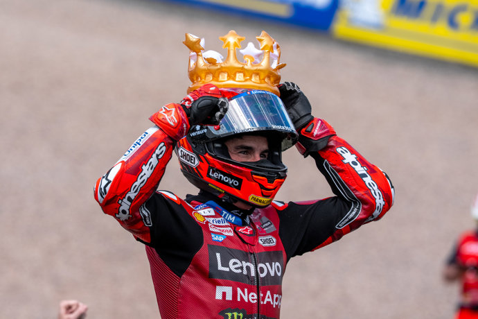 El piloto español de MotoGP Marc Márquez (Ducati) celebra su triunfo en el GP de Alemania 2026.