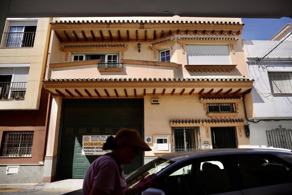 Vivienda de la calle Tulipán de Las Lagunas de Mijas donde presuntamente un hombre asesinó a su pareja sentimental y a la hija de esta. 