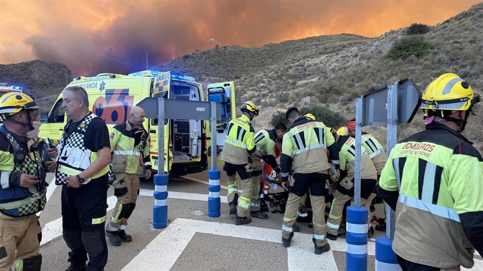Bomberos del Levante asisten a la población en las primeras horas del incendio de Los Gallardos (Almería).