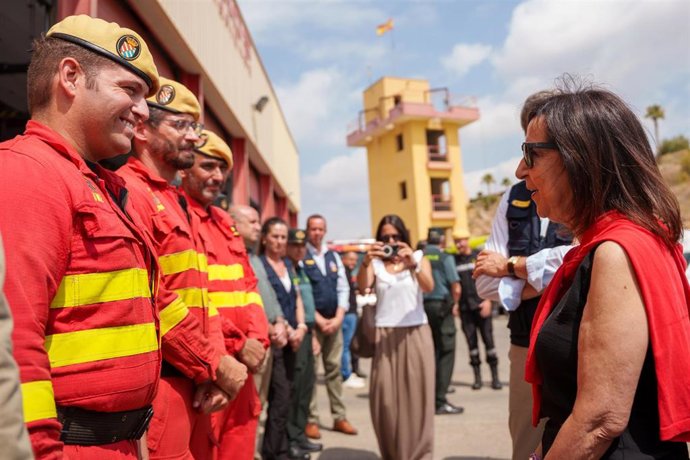 La ministra de Defensa, Margarita Robles saluda a personal de la UME  en el PMA del incendio forestal de los Gallardos. A 12 de julio de 2026 en los Gallardos, Almería (Andalucía, España). El presidente de la Junta de Andalucía, Juanma Moreno y la ministr