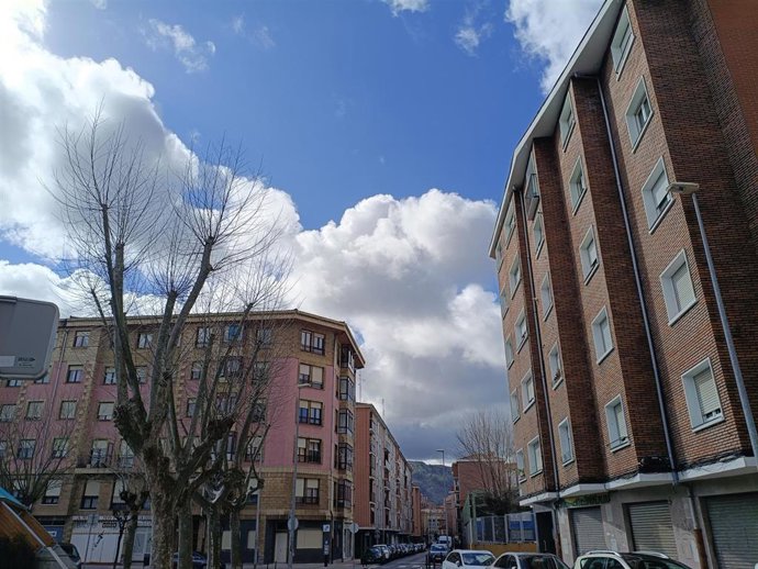 Archivo - Sol y nubes