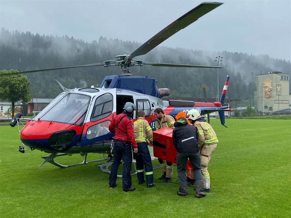 Archivo - Helicóptero de rescate en Austria