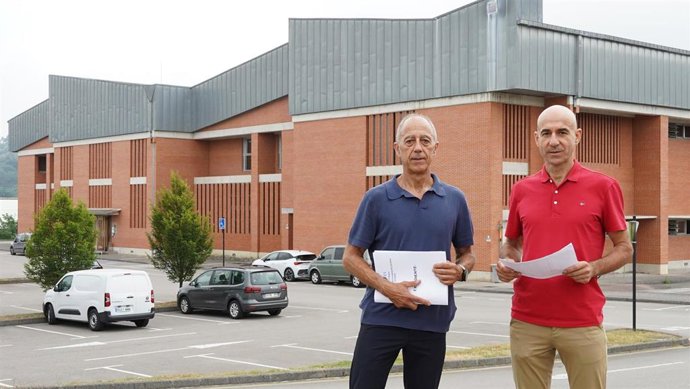El concejal de Deportes de Siero, Jesús Abad,  junto a Virginio Ramírez, director del PDM.