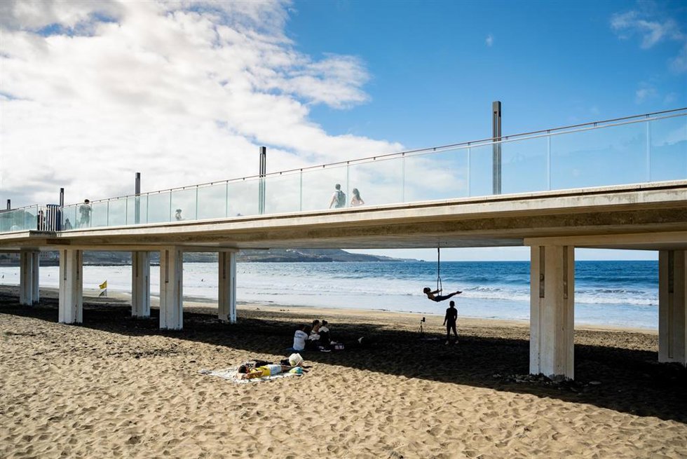 Archivo - Una persona hace ejercicio con un aro el día más frío del año en la playa de las Canteras, a 21 de enero de 2023, en Las Palmas de Gran Canaria, Las Palmas, Canarias (España).