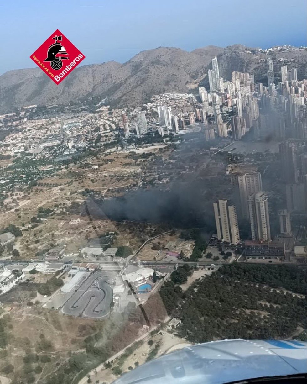 Un incendio de vegetación en Benidorm genera una densa columna de humo