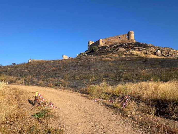 Imágenes del incendio que se ha declarado esta madrugada en la ladera del castillo de Medellín (Badajoz), a 12 de julio de 2026.