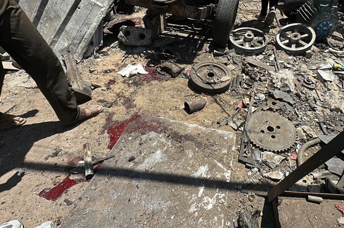 July 12, 2026, Gaza City, Gaza Strip, Palestinian Territory: Paramedics and Palestinian residents transport bodies and wounded people from the site of an Israeli airstrike that targeted a metal workshop on al-Sinaa Street, southwest of Gaza City, on July 