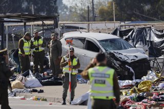 Vina del Mar, 12 de julio de 2026. Personal de SIAT de Carabineros, del Servicio Medico Legal, y de servicios de emergencia, trabajan en el sector de la feria Caupolican, donde un accidente vehicular con atropello deja 6 fallecidos   Sebastian