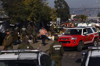 Vina del Mar, 12 de julio de 2026. Personal de SIAT de Carabineros, del Servicio Medico Legal, y de servicios de emergencia, trabajan en el sector de la feria Caupolican, donde un accidente vehicular con atropello deja 6 fallecidos   Sebastian