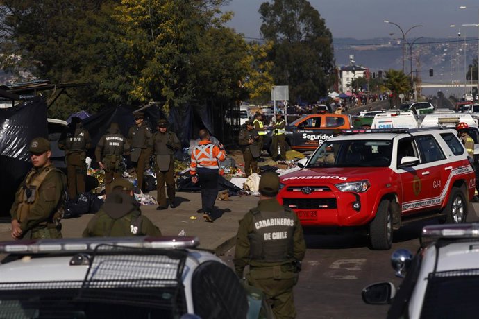 Vina del Mar, 12 de julio de 2026. Personal de SIAT de Carabineros, del Servicio Medico Legal, y de servicios de emergencia, trabajan en el sector de la feria Caupolican, donde un accidente vehicular con atropello deja 6 fallecidos   Sebastian