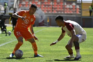 Futbol, Cobreloa vs La Serena,  Fecha 6, Copa Chile 2026. El jugador de Cobreloa Alvaro Delgado controla el balon durante el partido de Copa Chile contra La Serena disputado en el estadio Zorro del Desierto, Calama 12/07/2026 Pedro