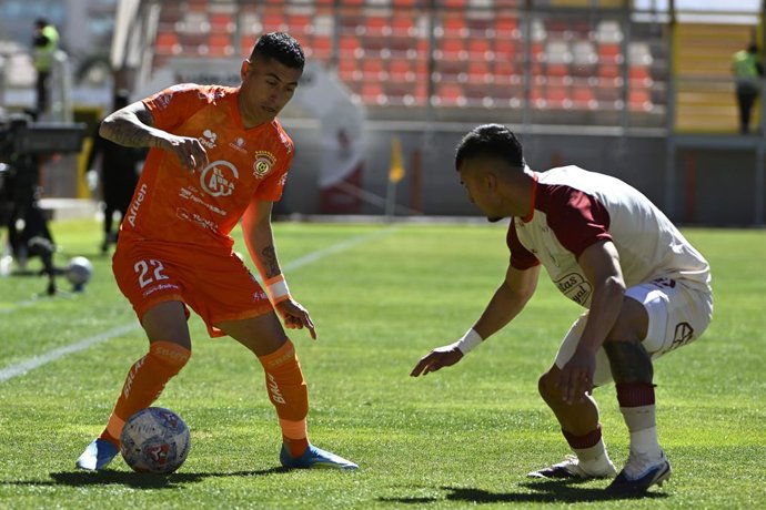 Futbol, Cobreloa vs La Serena,  Fecha 6, Copa Chile 2026. El jugador de Cobreloa Alvaro Delgado controla el balon durante el partido de Copa Chile contra La Serena disputado en el estadio Zorro del Desierto, Calama 12/07/2026 Pedro