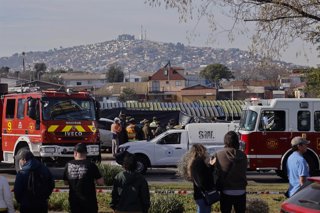 Vina del Mar, 12 de julio de 2026. Personal de SIAT de Carabineros, del Servicio Medico Legal, y de servicios de emergencia, trabajan en el sector de la feria Caupolican, donde un accidente vehicular con atropello deja 6 fallecidos   Sebastian